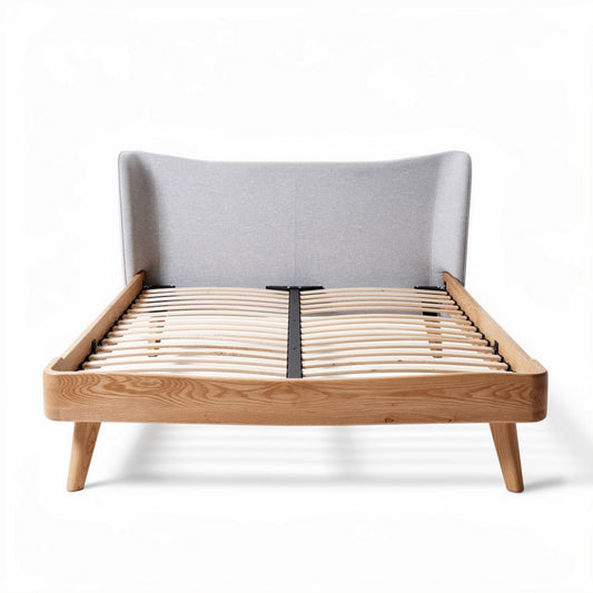 Houten bedframe met grijze stoffen hoofdeinde 200 x 160 x 100cm